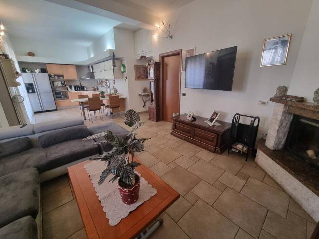Villa Indipendente in vendita a Limbiate, Lombardia