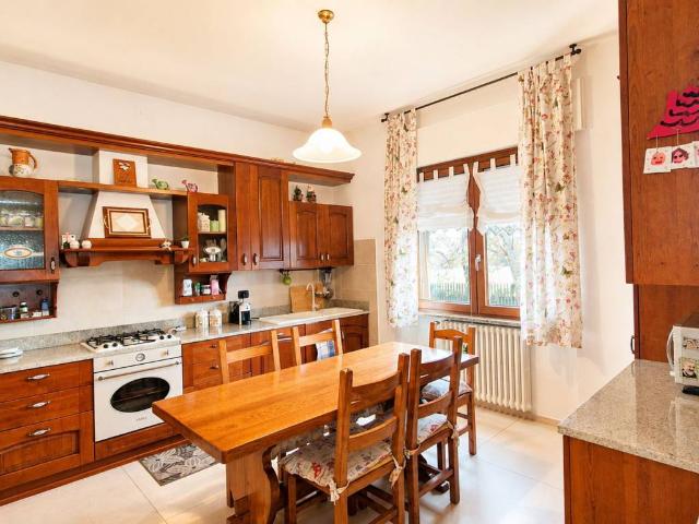 Villa Indipendente in vendita a Limbiate, Lombardia