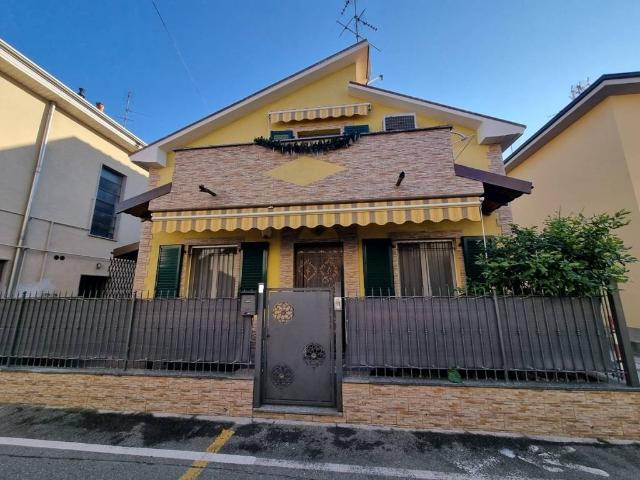 Villa Indipendente in vendita a Limbiate, Lombardia