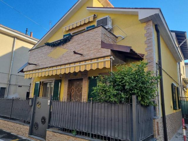 Villa Indipendente in vendita a Limbiate, Lombardia