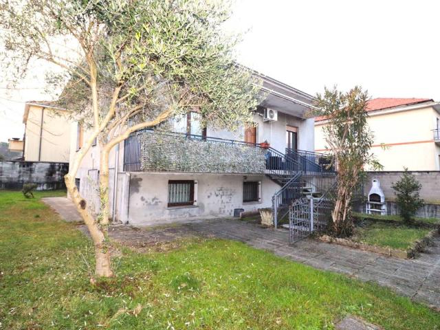 Villa Indipendente in vendita a Villaggio del Sole, Limbiate