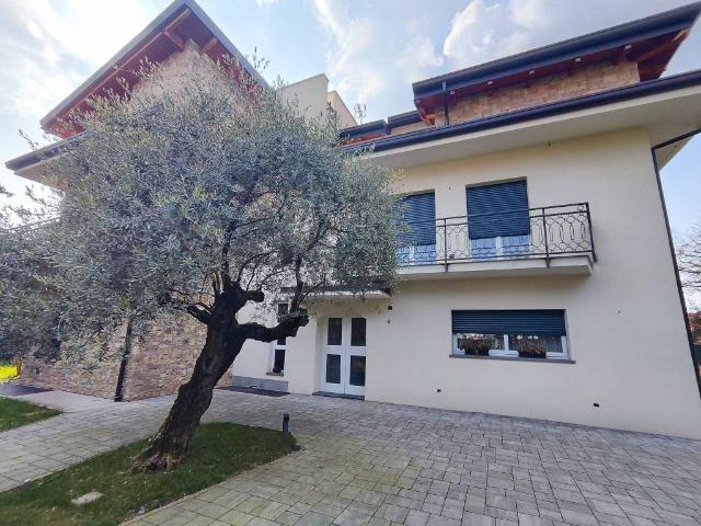 Villa Indipendente in vendita a Villaggio del Sole, Limbiate