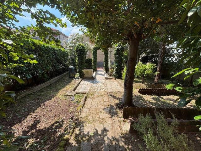 Villa Indipendente in vendita a Limbiate, Lombardia