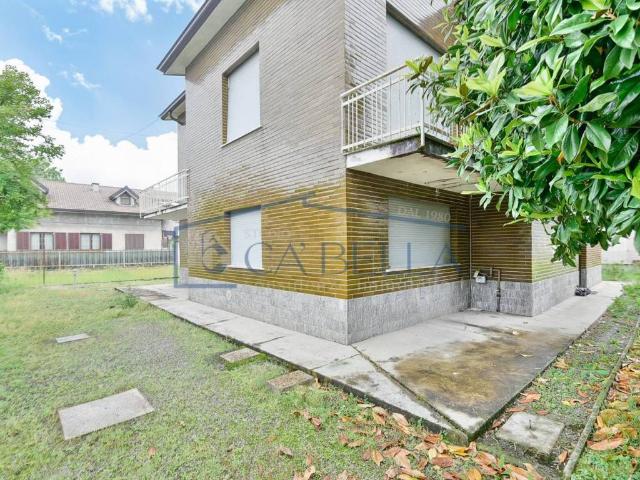 Villa Indipendente in vendita a Limbiate, Lombardia