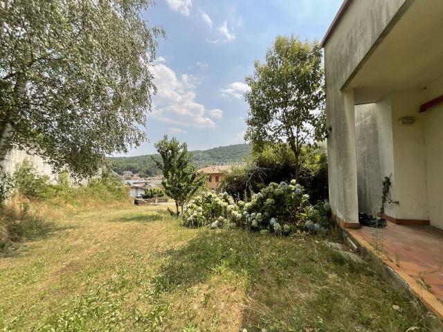 Villa Indipendente in vendita a Lipomo, Como