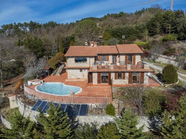 Villa Indipendente in vendita a Tuoro Sul Trasimeno, Umbria