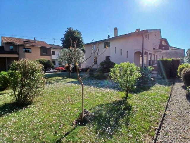 Villa Indipendente in vendita a Bareggia, Lissone