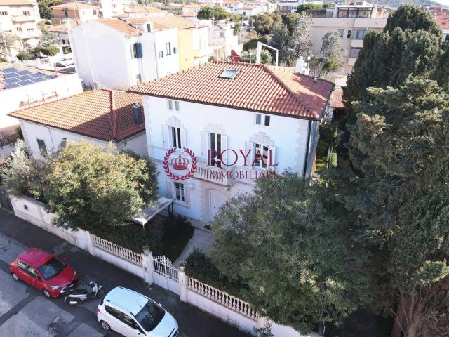 Villa Indipendente in vendita a Montenero basso, Livorno