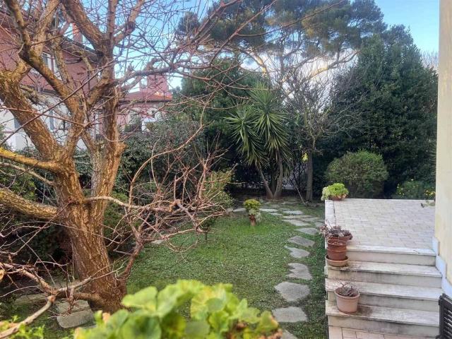 Villa Indipendente in vendita a Montenero basso, Livorno