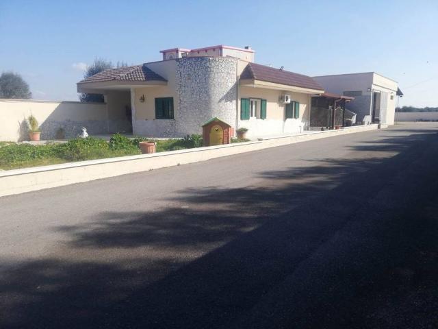 Villa Indipendente in vendita a Lizzano, Taranto