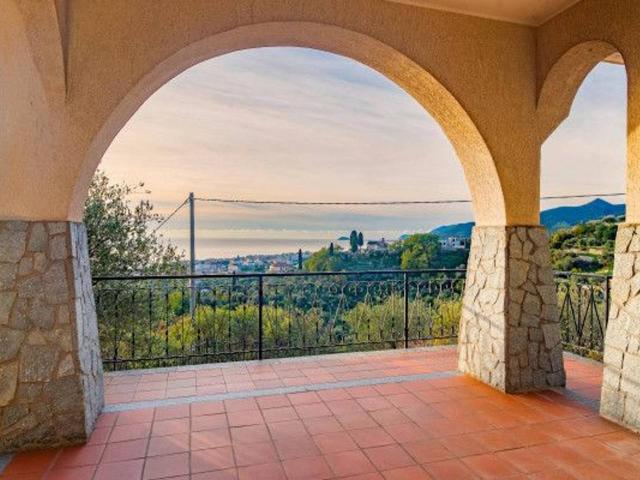 Villa Indipendente in vendita a Pietra Ligure, Liguria