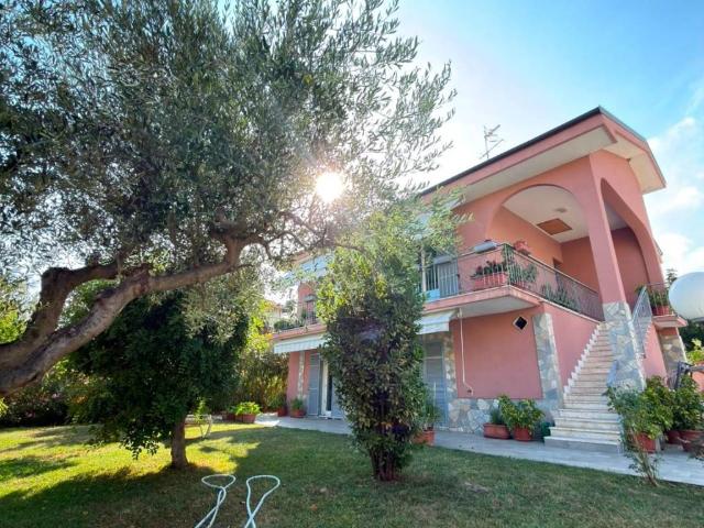 Villa Indipendente in vendita a Loano, Liguria