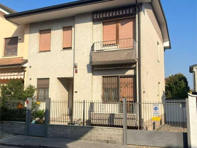 Villa Indipendente in vendita a Locate di Triulzi, Lombardia