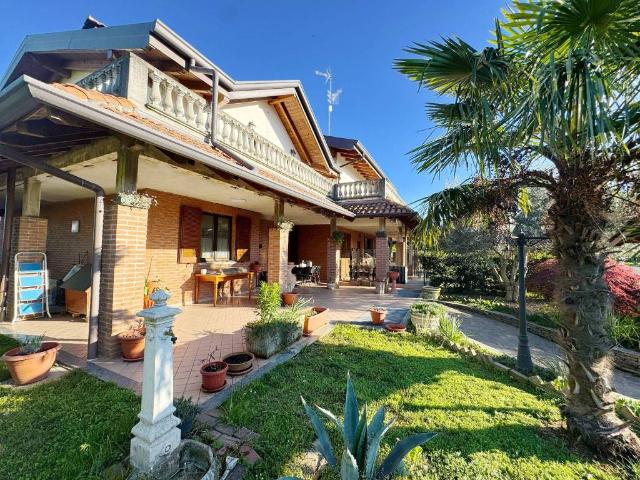 Villa Indipendente in vendita a Locate Varesino, Lombardia