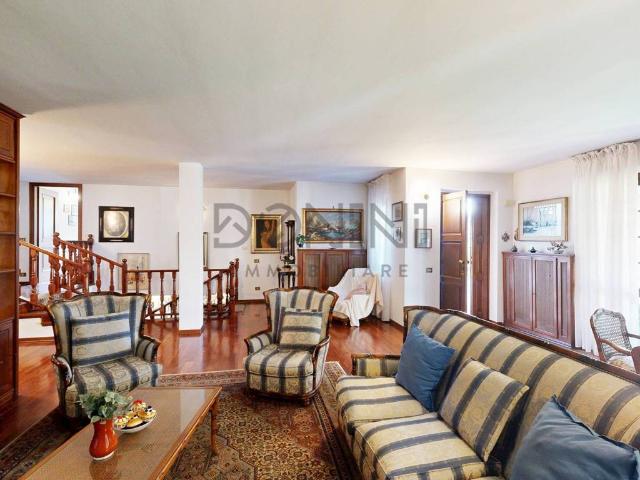 Villa Indipendente in vendita a Locate Varesino, Lombardia