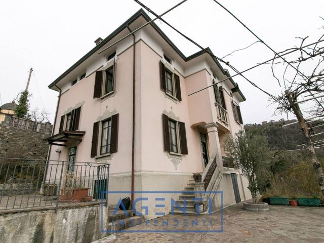 Villa Indipendente in vendita a Locatello, Lombardia