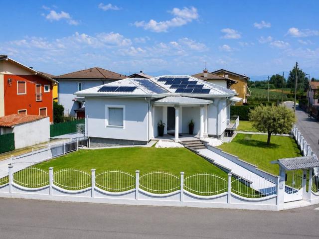 Villa Indipendente in vendita a Unione dei Comuni Bassa Bresciana Occidentale, Lograto