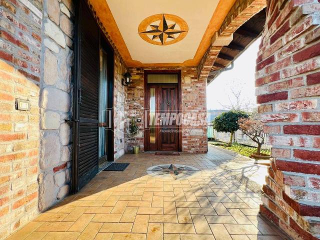 Villa Indipendente in vendita a Lonate Pozzolo, Lombardia