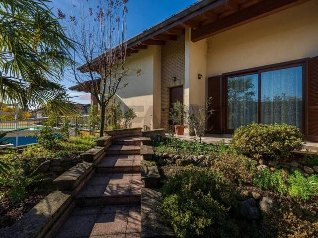Villa Indipendente in vendita a Lonate Pozzolo, Lombardia