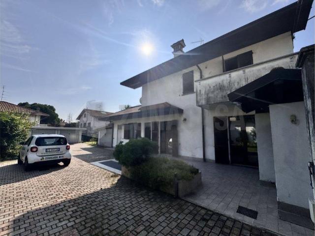 Villa Indipendente in vendita a Lonate Pozzolo, Lombardia