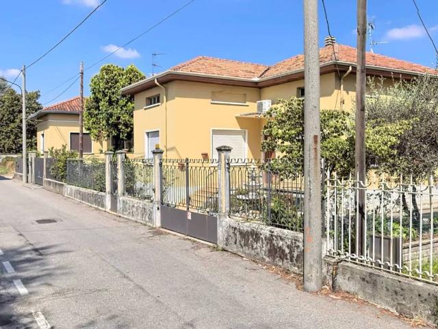 Villa Indipendente in vendita a Lonate Pozzolo, Lombardia
