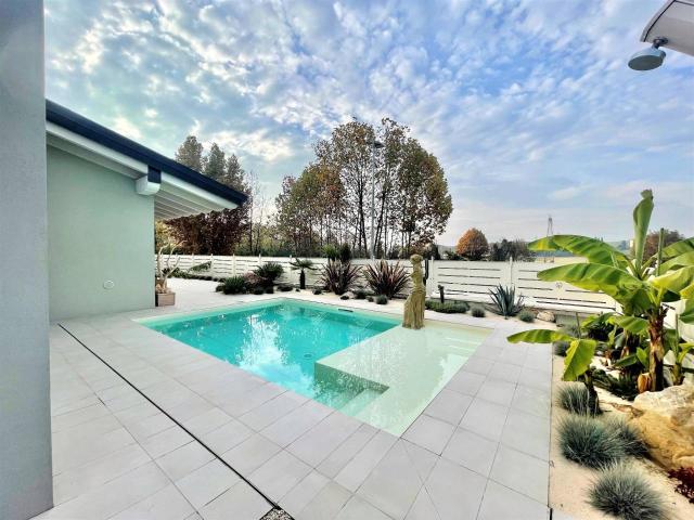 Villa Indipendente in vendita a Lonato, Lombardia