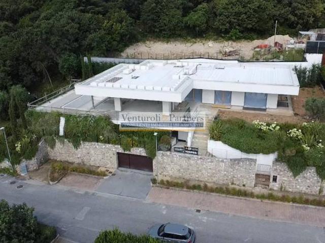 Villa Indipendente in vendita a Lonato, Brescia