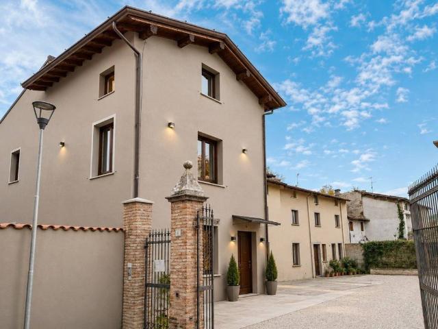 Villa Indipendente in vendita a Lonato, Lombardia