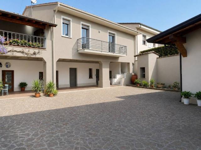 Villa Indipendente in vendita a Lonato, Lombardia