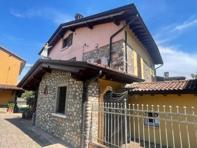 Villa Indipendente in vendita a Lonato, Lombardia