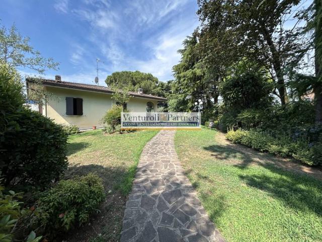 Villa Indipendente in vendita a Lonato, Lombardia