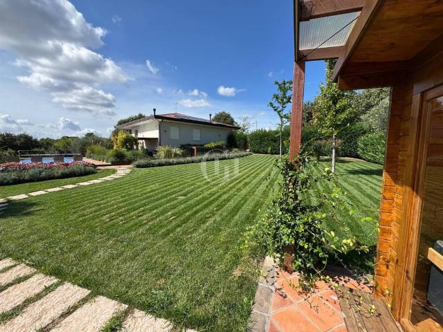 Villa Indipendente in vendita a Lonato, Brescia