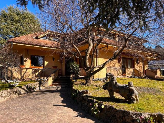 Villa Indipendente in vendita a Longone Al Segrino, Lombardia