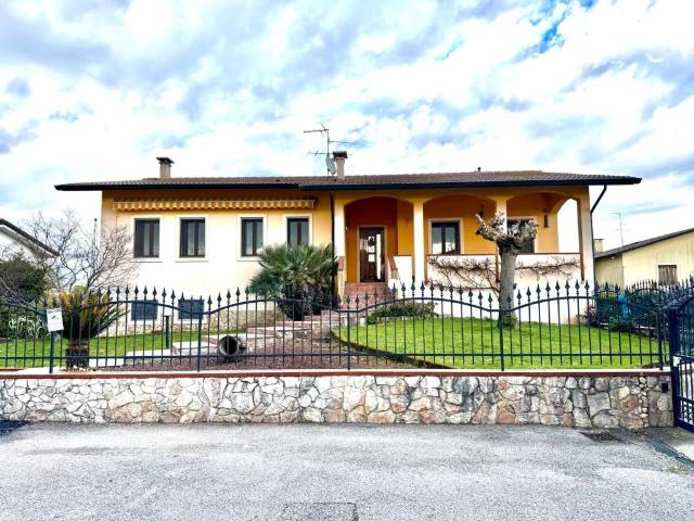 Villa Indipendente in vendita a Lonigo, Veneto