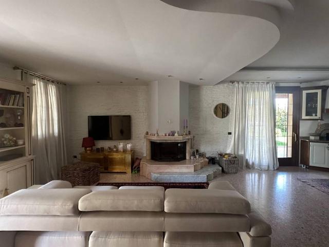 Villa Indipendente in vendita a Fonte, Loria
