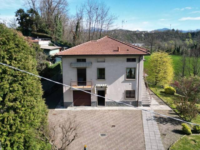 Villa Indipendente in vendita a Lozza, Lombardia