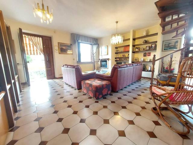 Villa Indipendente in vendita a San Quirico di Moriano, Bagni Di Lucca Ponte