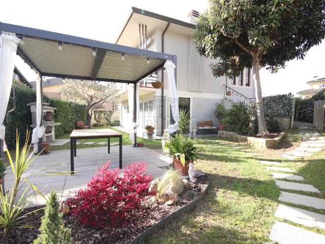 Villa Indipendente in vendita a Corte Dovichetti, Bagni Di Lucca Ponte