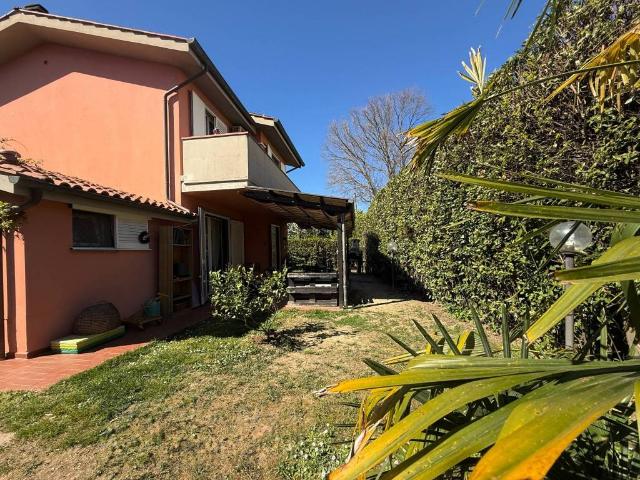 Villa Indipendente in vendita a Tempagnano di Lunata, Bagni Di Lucca Ponte