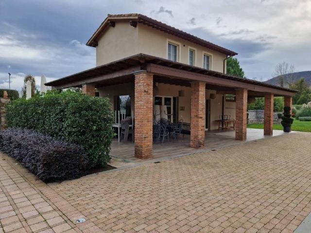 Villa Indipendente in vendita a Santa Maria a Colle, Bagni Di Lucca Ponte