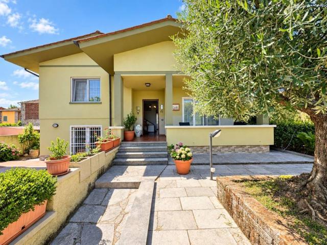 Villa Indipendente in vendita a Corte Dovichetti, Lucca