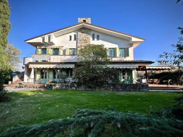 Villa Indipendente in vendita a Corte Dovichetti, Lucca