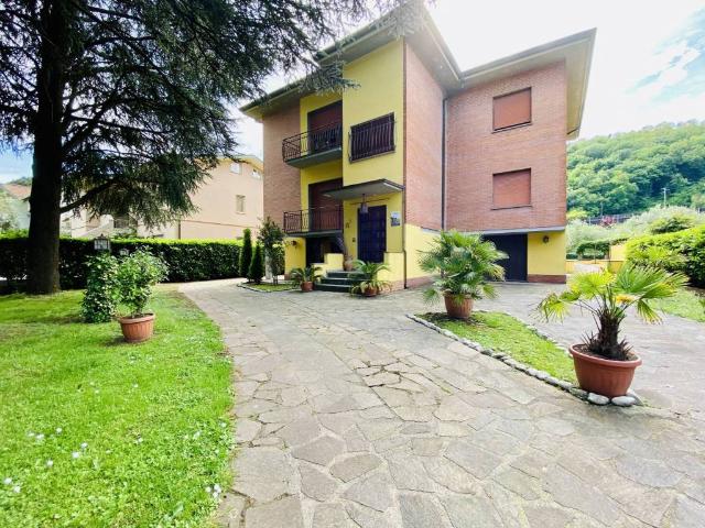 Villa Indipendente in vendita a Bagni Di Lucca Ponte, Toscana