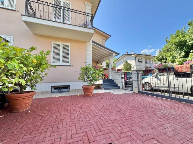 Villa Indipendente in vendita a Tempagnano di Lunata, Bagni Di Lucca Ponte