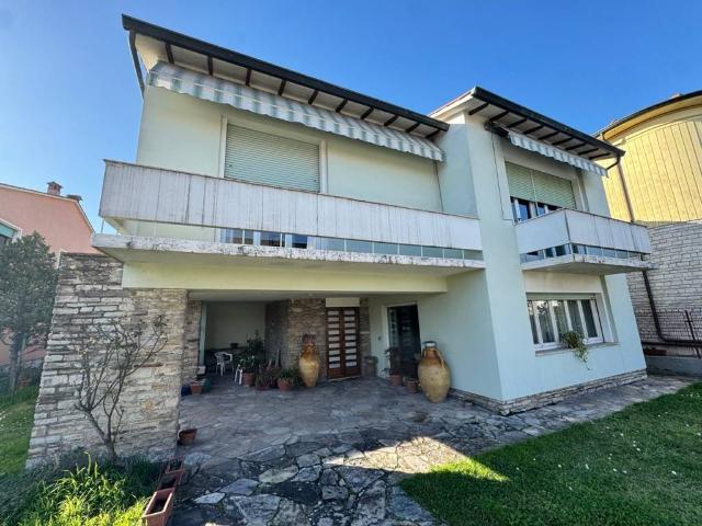 Villa Indipendente in vendita a Sant'Anna, Bagni Di Lucca Ponte