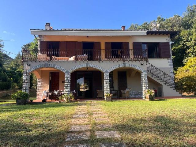Villa Indipendente in vendita a Bagni Di Lucca Ponte, Toscana