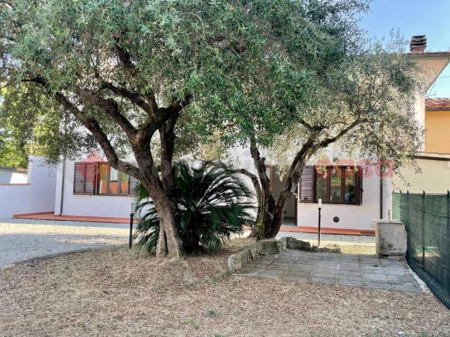 Villa Indipendente in vendita a Corte Dovichetti, Lucca