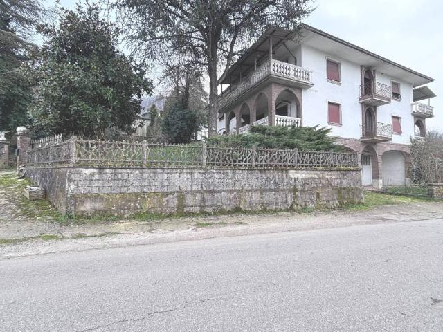 Villa Indipendente in vendita a Lugagnano Val D'arda, Reggio Emilia