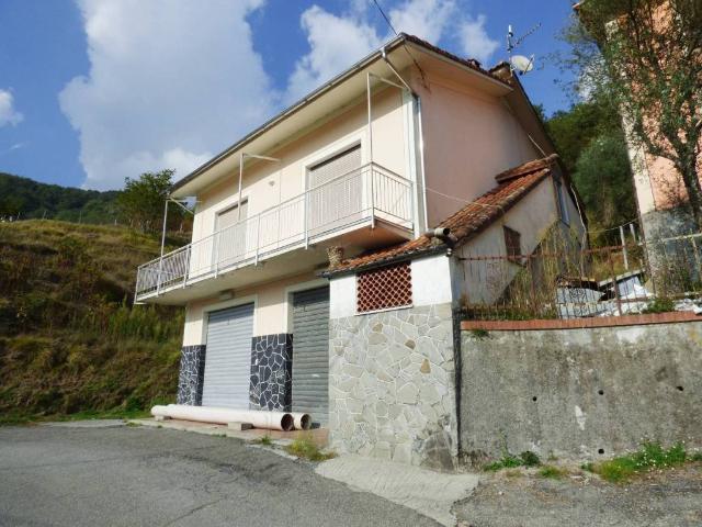 Villa Indipendente in vendita a Lumarzo