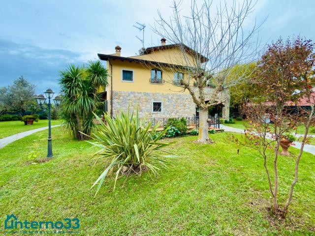 Villa Indipendente in vendita a Isola, Luni